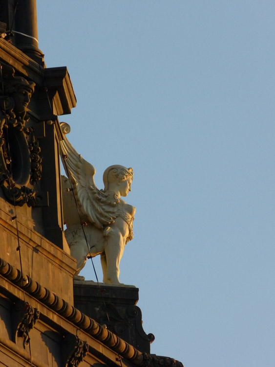 Reconstruída pelos arquitetos Théodore Ballu e Édouard Deperthes entre 1873 e 1892, a Câmara municipal de Paris foi decorada por 232 escultores que produziram 338 esculturas, entre as quais as esfinges no telhado. — Câmara municipal —