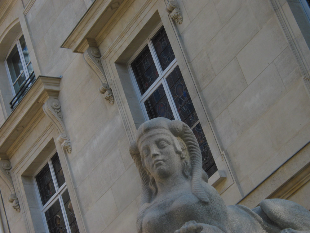 Suivant les plans de l’architecte Jules Hardouin-Mansart (1646-1708), l’ancien hôtel Herbault a été rénové entre 1676 et 1681. Les sphinges qui ornent son portail, dotés d’un visage féminin, d’un corps de chien, de pattes de lion et d’une queue de dragon seraient les plus vieux de Paris. — Hôtel Fieubet, Quai des Célestins —