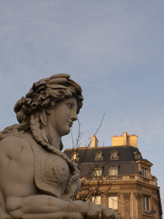 Esfinge em ferro fundido pelo Jean-Jacques Ducel. — Hotel de Salm, Palácio da Legião de Honra, Quai d’Orsay —