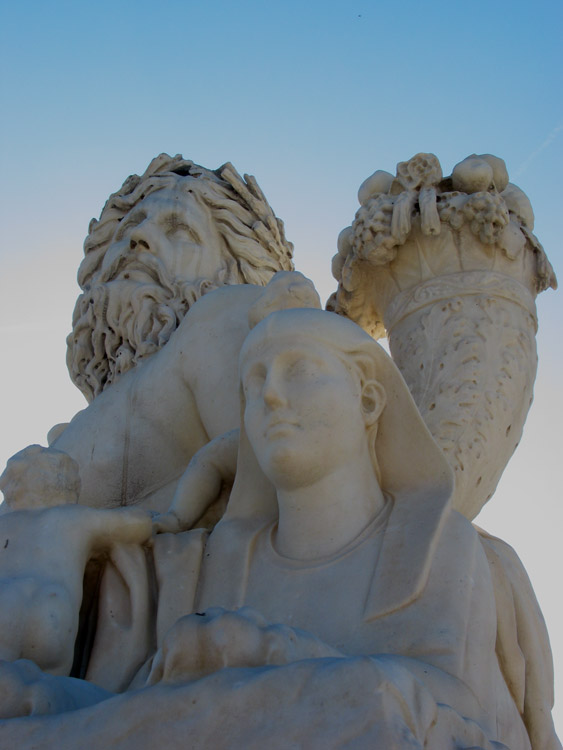 « Le Nil » (1688-1692), sculpture de marbre blanc par Lorenzo Ottone (1648-1736) d’après une statue antique au musée du Vatican. — Jardin des Tuileries —